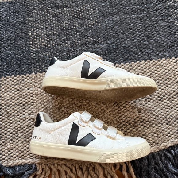 VEJAS Women's Recife Low Top Sneakers. WHITE / black. Size 11 (women’s) - Picture 3 of 8